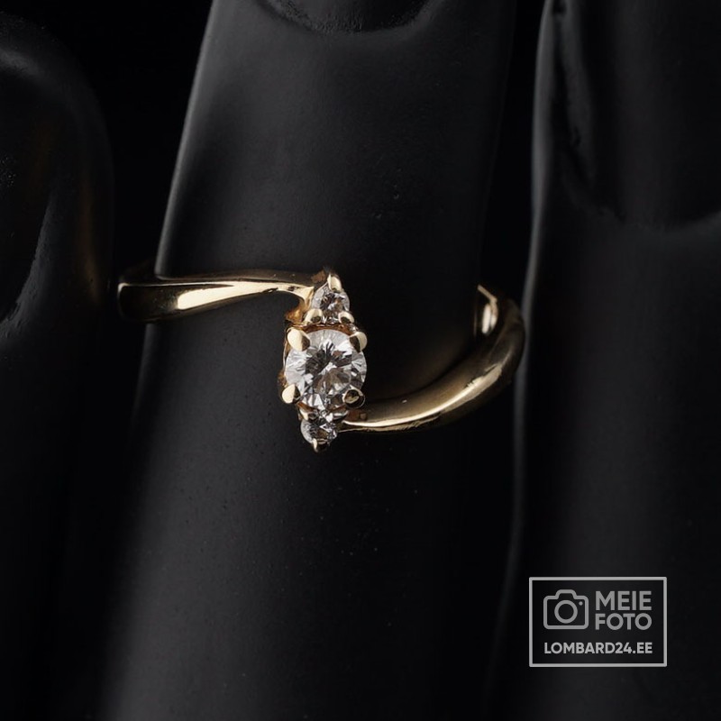 Kuldsõrmus teementidega 2.62g